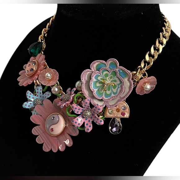 New BETSEY JOHNSON ENCHANTED DRAMA STATEMENT NECKLACE PASTEL MULTI - Picture 7 of 16
